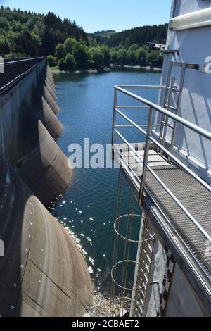 Mur arrière du barrage de l'Oleftalsperre, Eifel, Allemagne Banque D'Images