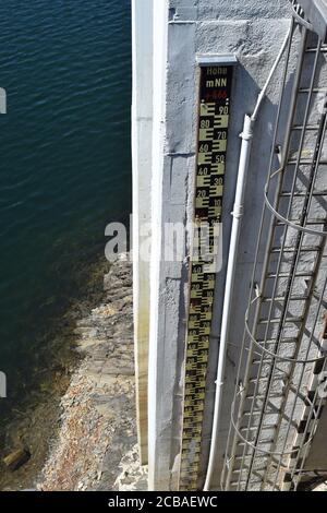 Lac du mur du barrage d'Oleftalsperre avec l'eau echelle de hauteur Banque D'Images