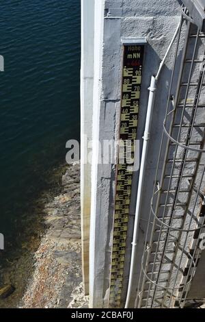 Lac du mur du barrage d'Oleftalsperre avec l'eau echelle de hauteur Banque D'Images