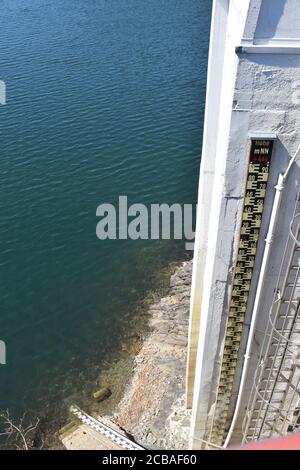 Lac du mur du barrage d'Oleftalsperre avec l'eau echelle de hauteur Banque D'Images