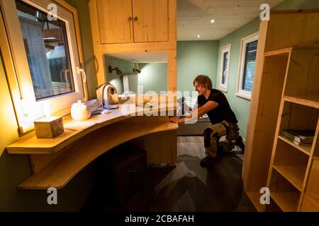 De petites maisons ont été construites dans l'atelier de menuiserie de Stefan Diekmann à Hamm-Bockum-Hövel depuis 2015, lorsque le boom dans les mini maisons a commencé. Différents modèles sont fabriqués par les 40 employés. La société Diekmann est leader du marché. Banque D'Images