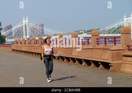 Londres, Royaume-Uni, 12 août 2020 Pont Albert au-dessus de la Tamise, à côté de Battersea Park. Les gens à la vague de chaleur à Battersea Park. Credit: JOHNNY ARMSTEAD/Alamy Live News Banque D'Images