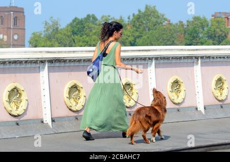 Londres, Royaume-Uni, 12 août 2020 Pont Albert au-dessus de la Tamise, à côté de Battersea Park. Les gens à la vague de chaleur à Battersea Park. Credit: JOHNNY ARMSTEAD/Alamy Live News Banque D'Images