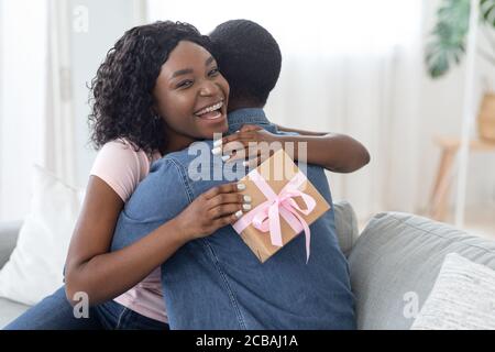 Bonne fille noire avec boîte cadeau qui épouse son mari Banque D'Images