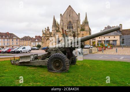 Canon de guerre utilisé pendant la Seconde Guerre mondiale (WW2, 1939-1945). Église de la Trinité en arrière-plan. Place Guillaume-le-Conquérant (Guillaume le Conquérant). Falaise. Banque D'Images