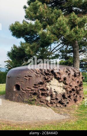 Sur un promontoire à la Cité d'Alet, à Saint-Malo, ces armes à feu allemandes montrent les cicatrices infligées par les forces alliées pendant la Seconde Guerre mondiale Banque D'Images