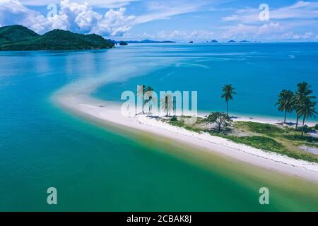 Vue aérienne de Laem HAD Beach à Koh Yao Yai, île dans la mer d'andaman entre Phuket et Krabi Thaïlande Banque D'Images