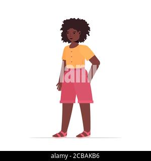 afro-américain enfant petite fille dans des vêtements décontractés tendance femme personnage de dessin animé debout pose pleine longueur isolé illustration de vecteur Illustration de Vecteur