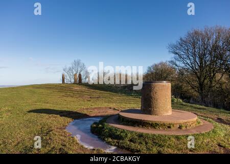 Table d'orientation avec quatre pierres en arrière-plan au sommet de Cent Hill, Cent, Worcestershire, Royaume-Uni Banque D'Images