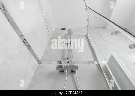 Appartements intérieurs. Cabine de douche rénovée dans la salle de bains. Banque D'Images