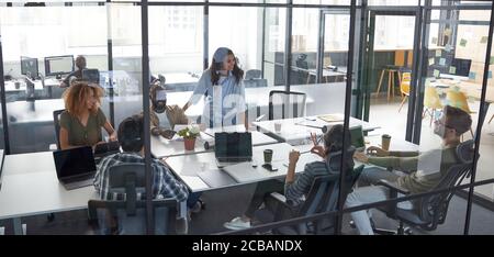 Équipe de projet réussie travaillant ensemble et communiquant dans le bureau moderne. Groupe de gens d'affaires multiraciaux ayant une réunion dans le conseil ou Banque D'Images