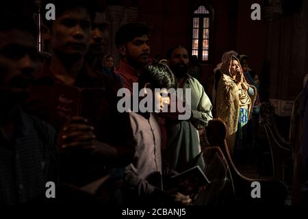 Les croyants chrétiens au cours de la lumière vendredi juste le service dans la Cathédrale du Sacré-Coeur à Lahore au Pakistan. En 2015, la paroisse a été attaqué dans la cathédrale au cours d'un attentat où de nombreuses victimes ont été signalés. Banque D'Images