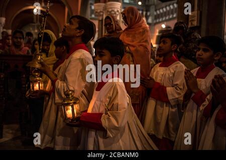 Les croyants chrétiens au cours de la lumière vendredi juste le service dans la Cathédrale du Sacré-Coeur à Lahore au Pakistan. En 2015, la paroisse a été attaqué dans la cathédrale au cours d'un attentat où de nombreuses victimes ont été signalés. Banque D'Images