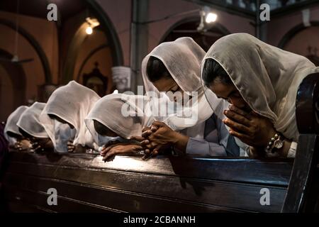 Les croyants chrétiens au cours de la lumière vendredi juste le service dans la Cathédrale du Sacré-Coeur à Lahore au Pakistan. En 2015, la paroisse a été attaqué dans la cathédrale au cours d'un attentat où de nombreuses victimes ont été signalés. Banque D'Images