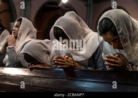 Les croyants chrétiens au cours de la lumière vendredi juste le service dans la Cathédrale du Sacré-Coeur à Lahore au Pakistan. En 2015, la paroisse a été attaqué dans la cathédrale au cours d'un attentat où de nombreuses victimes ont été signalés. Banque D'Images