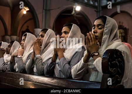 Les croyants chrétiens au cours de la lumière vendredi juste le service dans la Cathédrale du Sacré-Coeur à Lahore au Pakistan. En 2015, la paroisse a été attaqué dans la cathédrale au cours d'un attentat où de nombreuses victimes ont été signalés. Banque D'Images