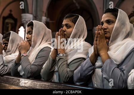 Les croyants chrétiens au cours de la lumière vendredi juste le service dans la Cathédrale du Sacré-Coeur à Lahore au Pakistan. En 2015, la paroisse a été attaqué dans la cathédrale au cours d'un attentat où de nombreuses victimes ont été signalés. Banque D'Images