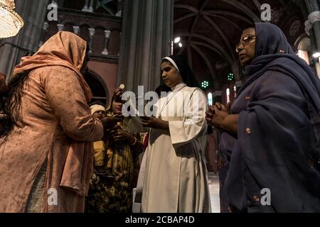 Les croyants chrétiens au cours de la lumière vendredi juste le service dans la Cathédrale du Sacré-Coeur à Lahore au Pakistan. En 2015, la paroisse a été attaqué dans la cathédrale au cours d'un attentat où de nombreuses victimes ont été signalés. Banque D'Images