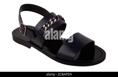 Sandales en cuir noir tendance pour hommes sur fond blanc. Sophistiqué Banque D'Images