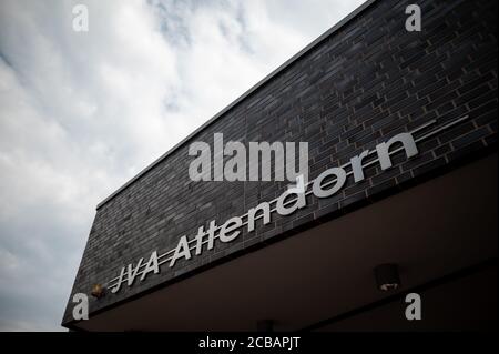 Attendorn, Allemagne. 12 août 2020. Sur la façade d'un bâtiment de la prison d'Attendorn porte le lettrage 'JVA Attendorn'. Biesenbach, ministre de la Justice de Rhénanie-du-Nord-Westphalie, présente le projet pilote actuel de télémédecine dans les prisons. Grâce à la technologie numérique, les détenus peuvent accéder à des soins médicaux en dehors des heures de bureau et à l'intérieur des murs de la prison 24 heures sur 24, grâce à des transmissions en direct. Sept des 36 prisons de NRW participent au projet pilote. Credit: Fabian Strauch/dpa/Alay Live News Banque D'Images