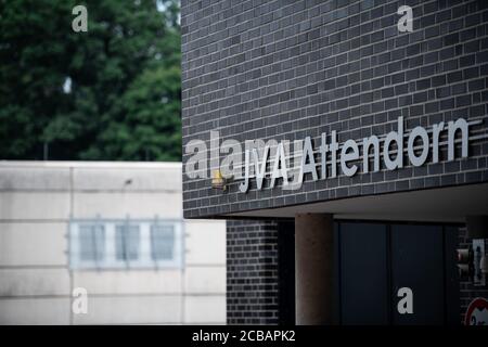 Attendorn, Allemagne. 12 août 2020. Sur la façade d'un bâtiment de la prison d'Attendorn porte le lettrage 'JVA Attendorn'. Biesenbach, ministre de la Justice de Rhénanie-du-Nord-Westphalie, présente le projet pilote actuel de télémédecine dans les prisons. Grâce à la technologie numérique, les détenus peuvent accéder à des soins médicaux en dehors des heures de bureau et à l'intérieur des murs de la prison 24 heures sur 24, grâce à des transmissions en direct. Sept des 36 prisons de NRW participent au projet pilote. Credit: Fabian Strauch/dpa/Alay Live News Banque D'Images