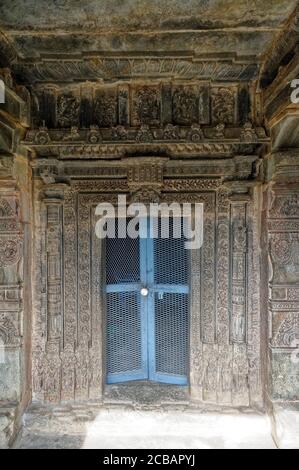 Porte et moulures de linteau sur la porte du temple de Kasivisvesvara À Lakkundi Banque D'Images