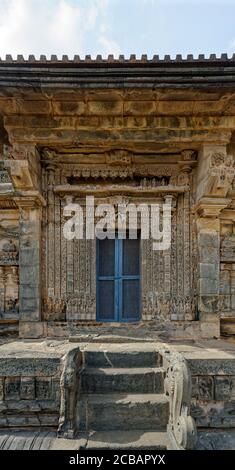 Porte et moulures de linteau sur la porte du temple de Kasivisvesvara À Lakkundi Banque D'Images