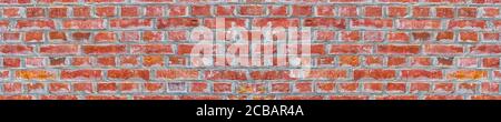 Texture de mur panoramique robuste de briques brunes rouges anciennes. Arrière-plan de bannière industrielle rétro vintage. Banque D'Images