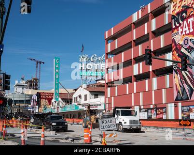 Fermeture de route pour construction sur Fremont Street, grand garage rose sur la droite, centre-ville de Las Vegas, Nevada, États-Unis. Banque D'Images