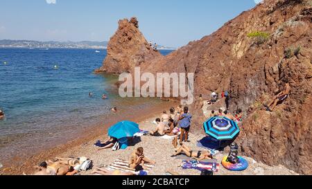 Theoule sur Mer, France - 09 août 2020 : personnes profitant du beau temps à la plage. La région de l'Esterel est célèbre pour ses paysages aux rochers rouges Banque D'Images