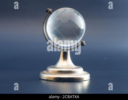 Boule isolée globe ou globes transparente en cristal blanc qui se trouve sur un cadre en métal doré. Banque D'Images