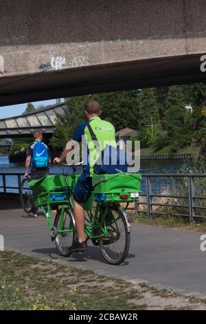 PIN AG Postman sur son vélo Banque D'Images