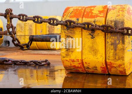 MER DU NORD, NORVÈGE - 2015 JANVIER 19. Bouée de surface fixée sur le pont sous une opération de manutention d'ancrage avec un engin de forage pétrolier. Banque D'Images