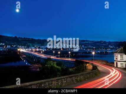 Des sentiers légers surpassent le pont de Shaldon la nuit. Banque D'Images