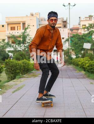 Skateboard indien Smart Boy dans le jardin Banque D'Images