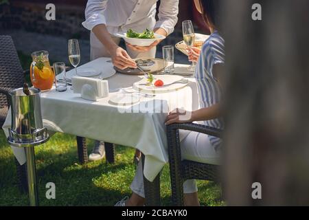 Bon couple passant du temps dans la campagne au restaurant Banque D'Images