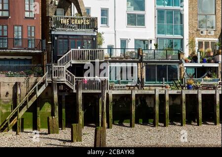 Londres, Royaume-Uni, 22 octobre 2016 : l'auberge de maison publique Grapes à Limehouse est une taverne du début du XVIIIe siècle sur la Tamise et est un voyage populaire de Banque D'Images