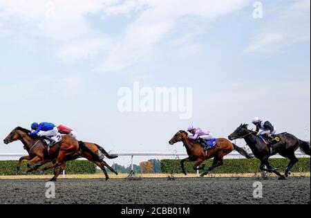 En route pour gagner l'Unibet, le Jockey Charles Bishop (à gauche) remercie la pépinière de travailleurs de première ligne de l'hippodrome de Kempton Park, à Surrey. Banque D'Images