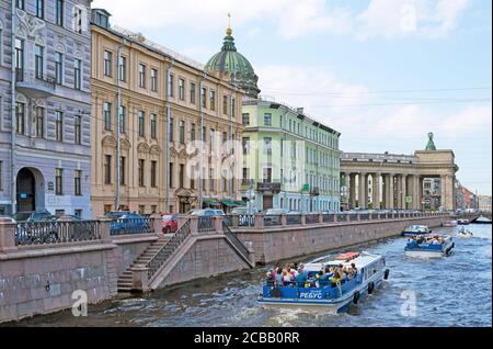 Saint-Pétersbourg, Russie – 27 juillet 2020 : les habitants des bateaux touristiques traversent le canal Griboyedov jusqu'à l'avenue Nevsky Banque D'Images