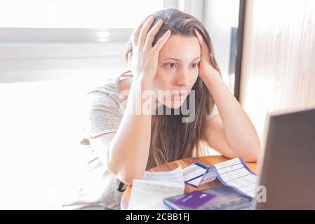 Femme désespérée avec des factures et des dettes à payer Banque D'Images