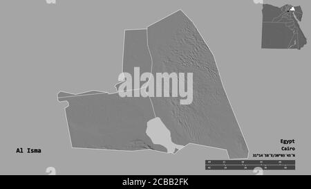 Forme d'Al Isma, gouvernorat de l'Égypte, avec sa capitale isolée sur fond solide. Échelle de distance, aperçu de la région et libellés. Élévation biniveau ma Banque D'Images