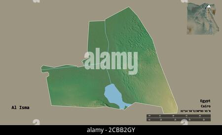 Forme d'Al Isma, gouvernorat de l'Égypte, avec sa capitale isolée sur fond solide. Échelle de distance, aperçu de la région et libellés. Relief topographique m Banque D'Images