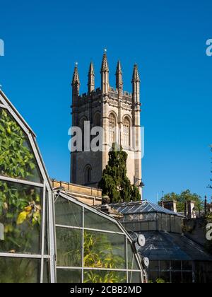 Vue sur la Tour de la Madeleine, avec les serres de l'Université d'Oxford, les jardins botaniques, les plantes tropicales, Oxford, Oxfordshire, Angleterre, Royaume-Uni, GB. Banque D'Images