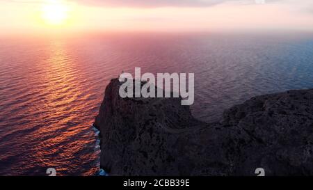Magnifique lever de soleil rouge sur le Cap de Formentor - Majorque Espagne. Banque D'Images