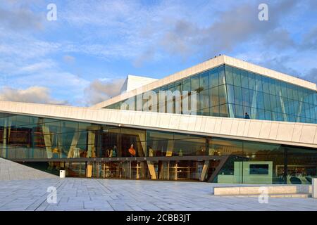 Opéra d'Oslo (Operahuset), lieu de l'Opéra national norvégien et du Ballet, en soirée au coucher du soleil Banque D'Images
