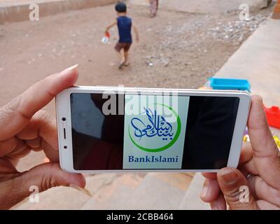 DISTRICT KATNI, INDE - LE 02 JUIN 2020 : une femme indienne tenant un smartphone avec le logo de BankIslami Pakistan Islami Pakistan Islamic Banking Company à l'écran, Banque D'Images