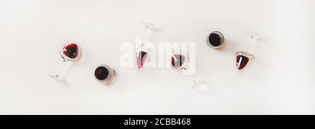 Plat de verres à vin avec vin rouge à la suite Banque D'Images