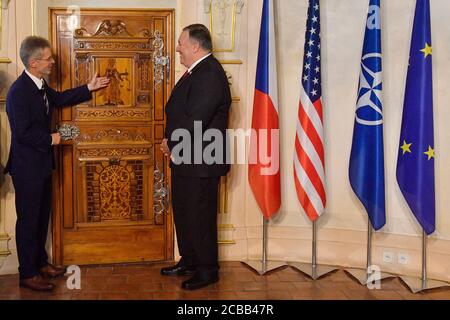 Prague, République tchèque. 12 août 2020. Le président du Sénat tchèque Milos Vystrcil, à gauche, rencontre le secrétaire d'État américain Mike Pompeo, à droite, avant la session du Sénat à Prague, en République tchèque, le 12 août 2020. Vystrcil montre une porte historique dans le bâtiment du Palais Wallenstein, siège du Sénat. Crédit : vit Simanek/CTK photo/Alay Live News Banque D'Images