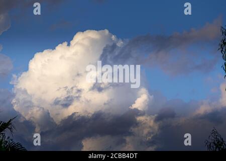 Ciel bleu avec des nuages blancs et sombres.des nuages de fantaisie colorés et merveilleux. Banque D'Images