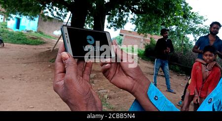 DISTRICT KATNI, INDE - 18 SEPTEMBRE 2019 : Uber technologies Inc Ride sharing Company logo affiché sur l'écran du smartphone par indian village man Hand Banque D'Images